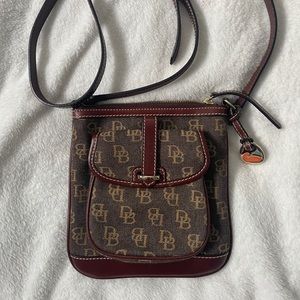 Small shoulder bag with coin purse.